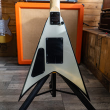 Load image into Gallery viewer, Jackson Guitar JS32 King V in White with Soft Case - (Pre-Owned)