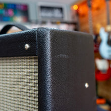 Load image into Gallery viewer, Fender Pro Junior IV SE 15W Valve Combo in Black - (Pre-Owned)