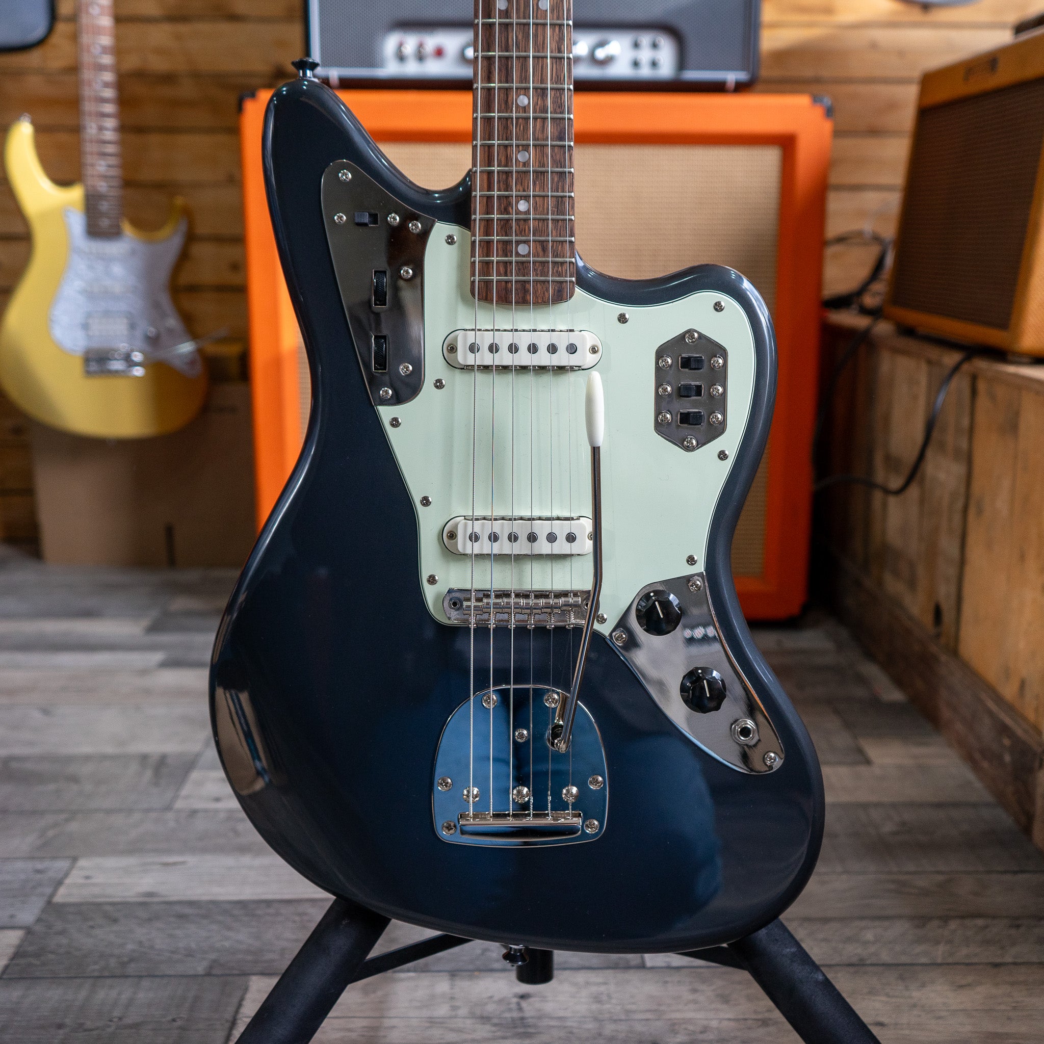 Squier FSR Classic Vibe '60s Jaguar in Charcoal Frost Metallic