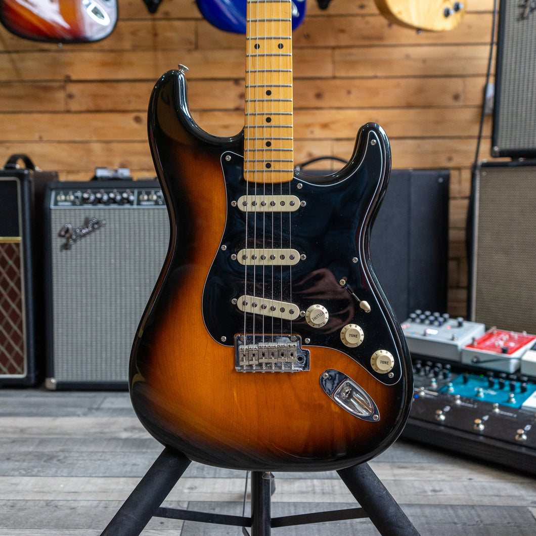 Fender Classic Player Strat in Two Tone Sunburst - 2010 - (Pre-Owned)